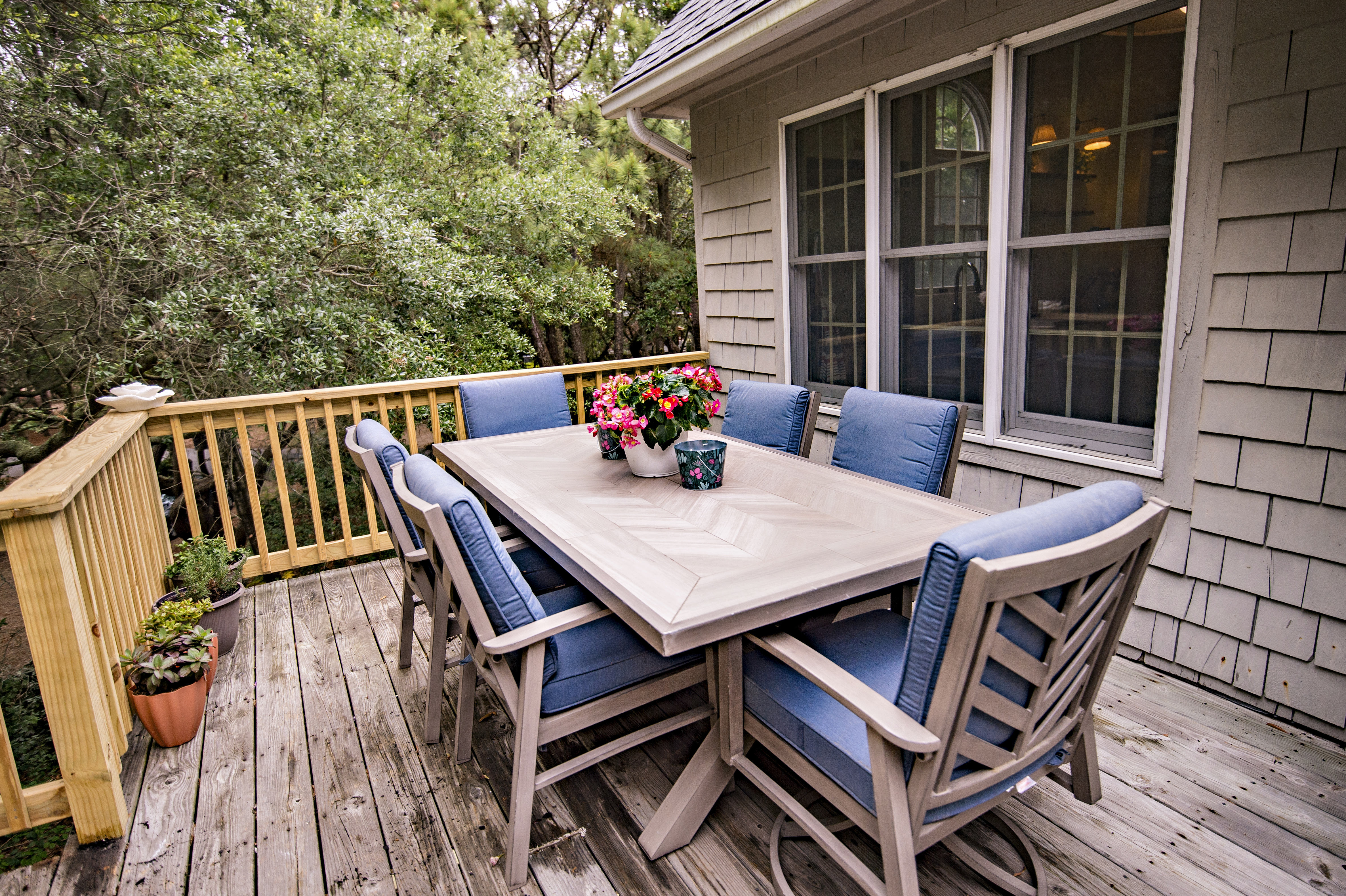 Deck dining