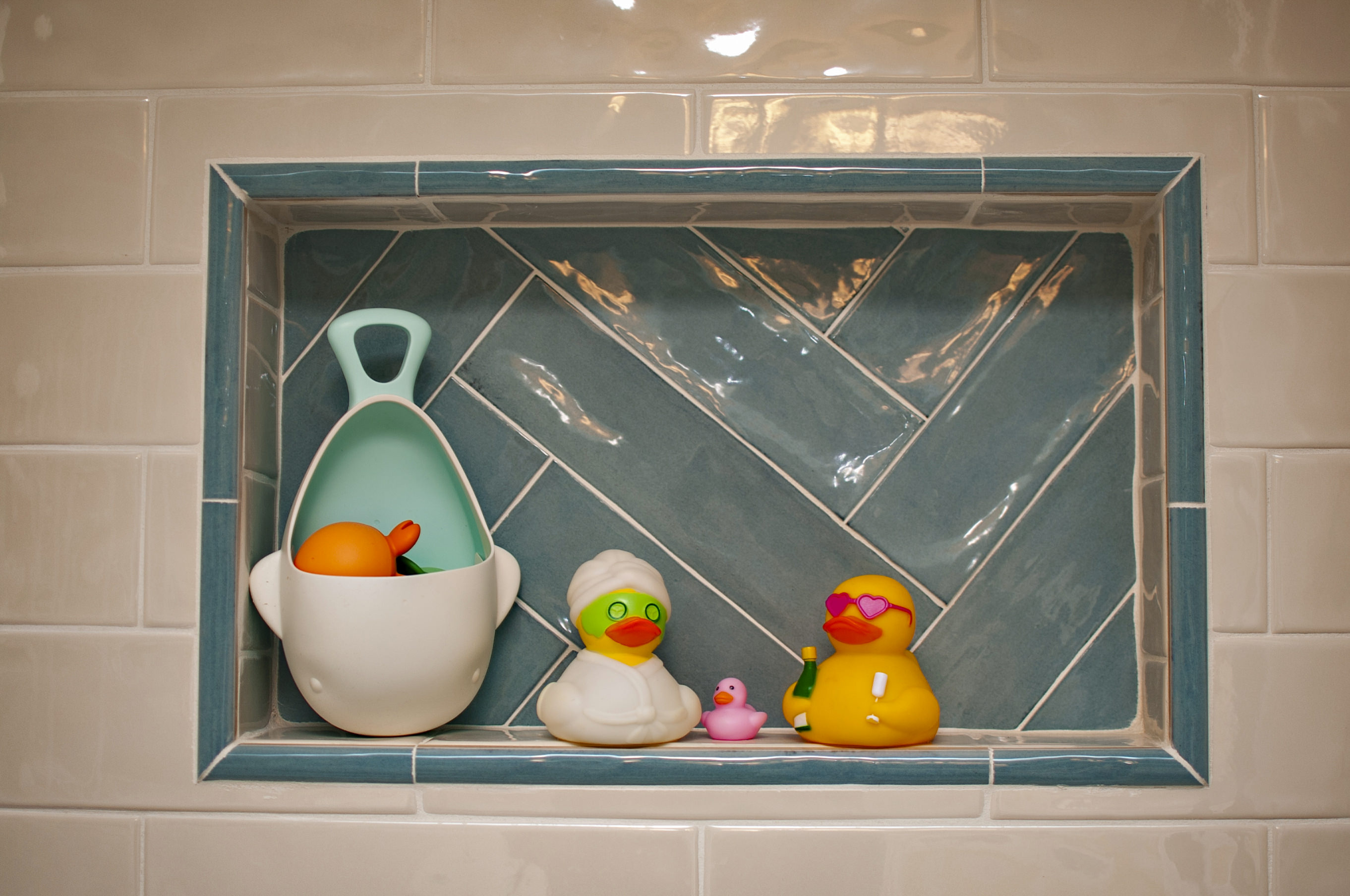 Shower niche with rubber ducks